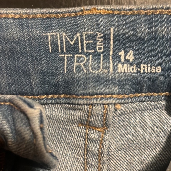 Mid-Rise Denim Light Wash Shorts for Women from Time and Tru - Picture 3 of 3